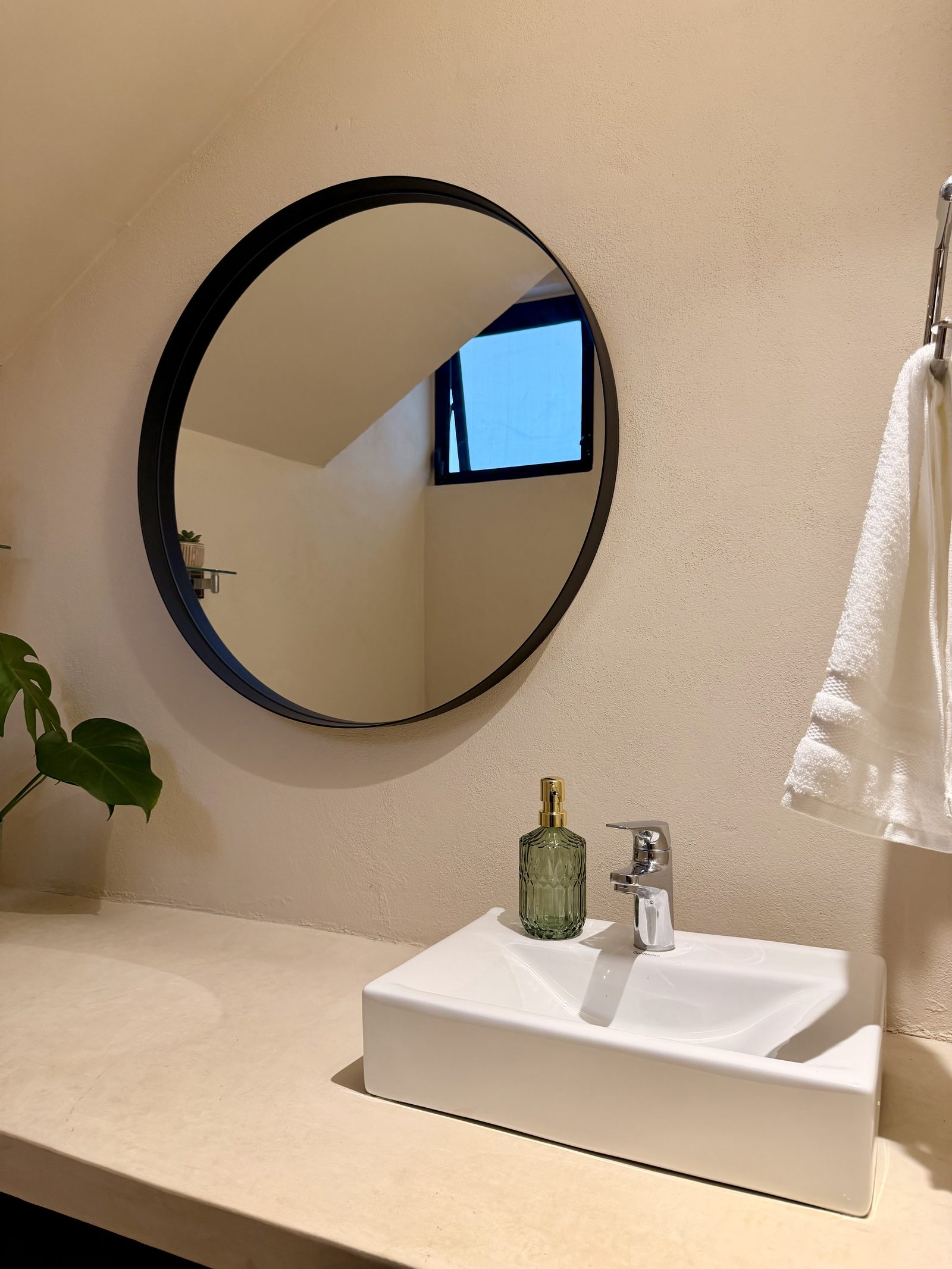 Bathroom with round mirror