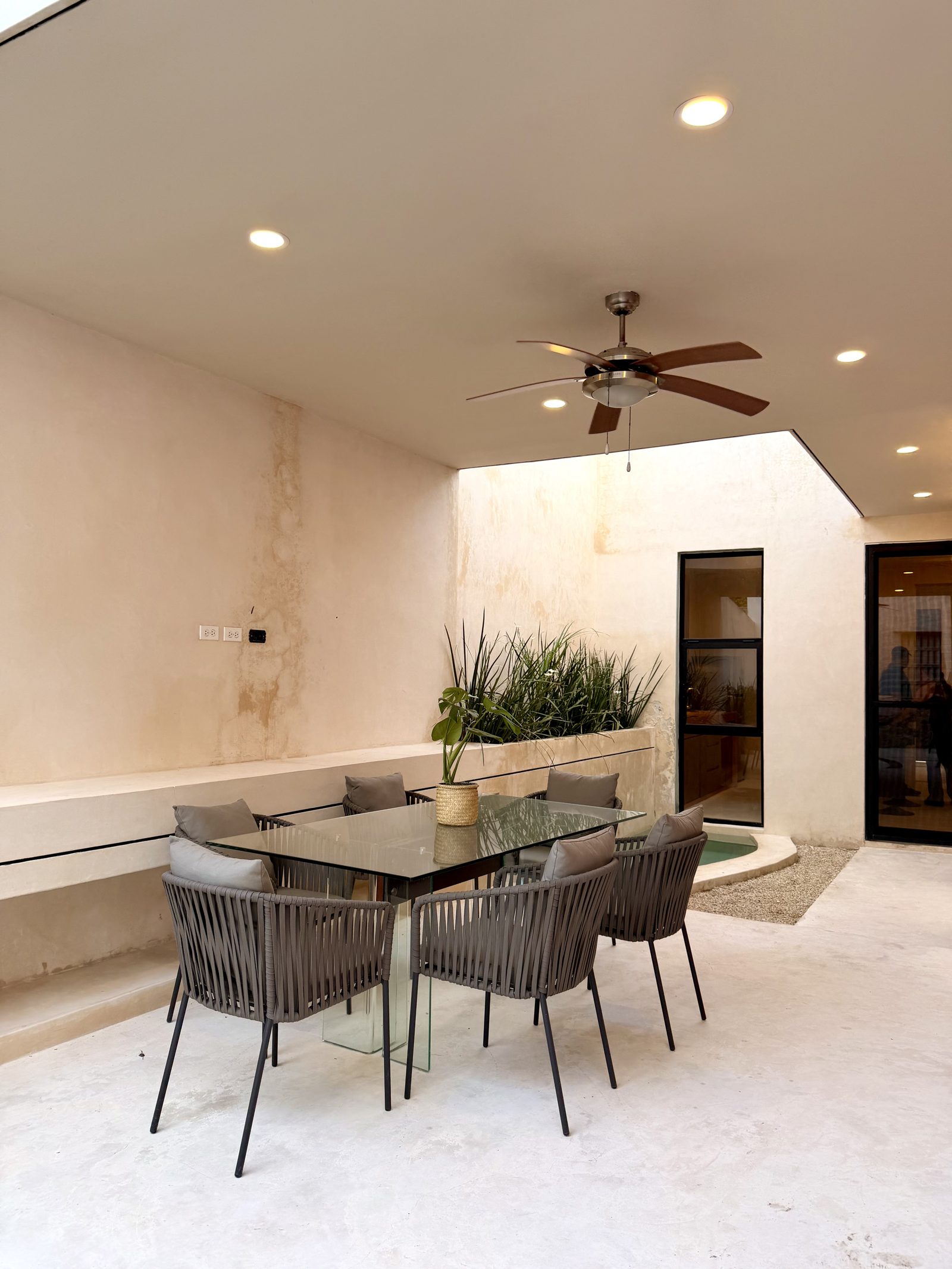 Outdoor dining and pool