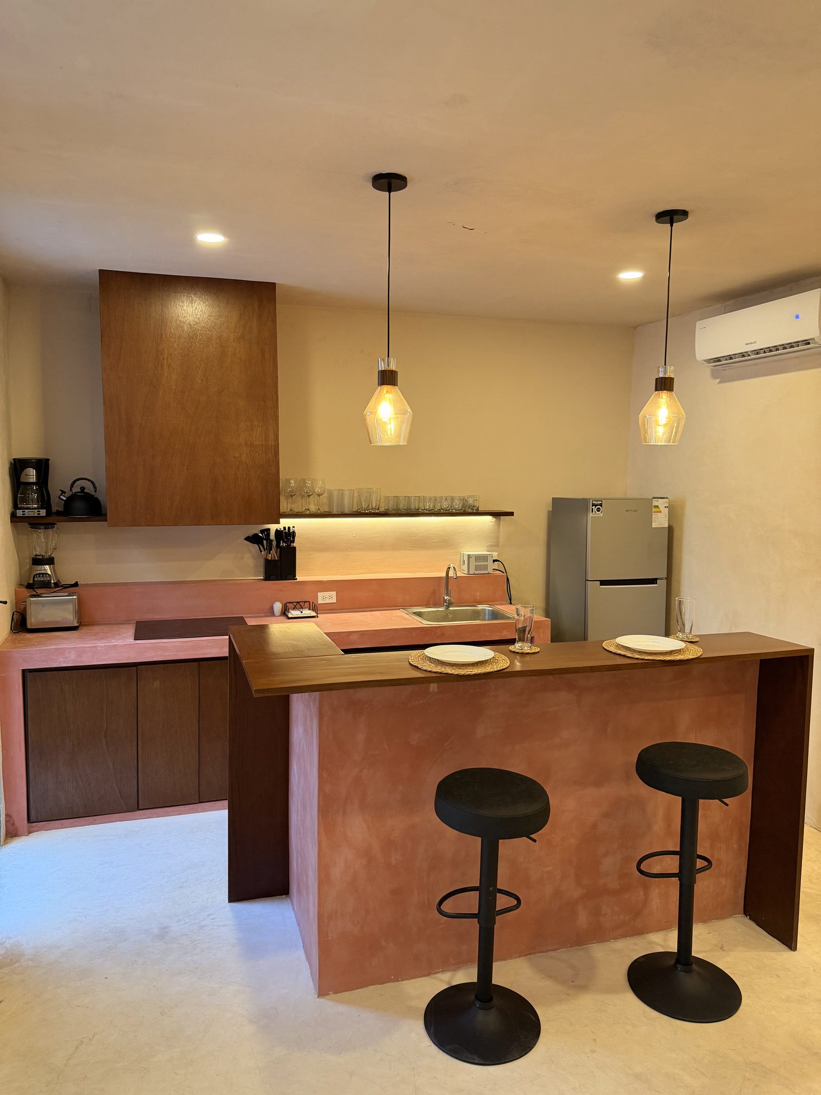 Kitchen with breakfast bar