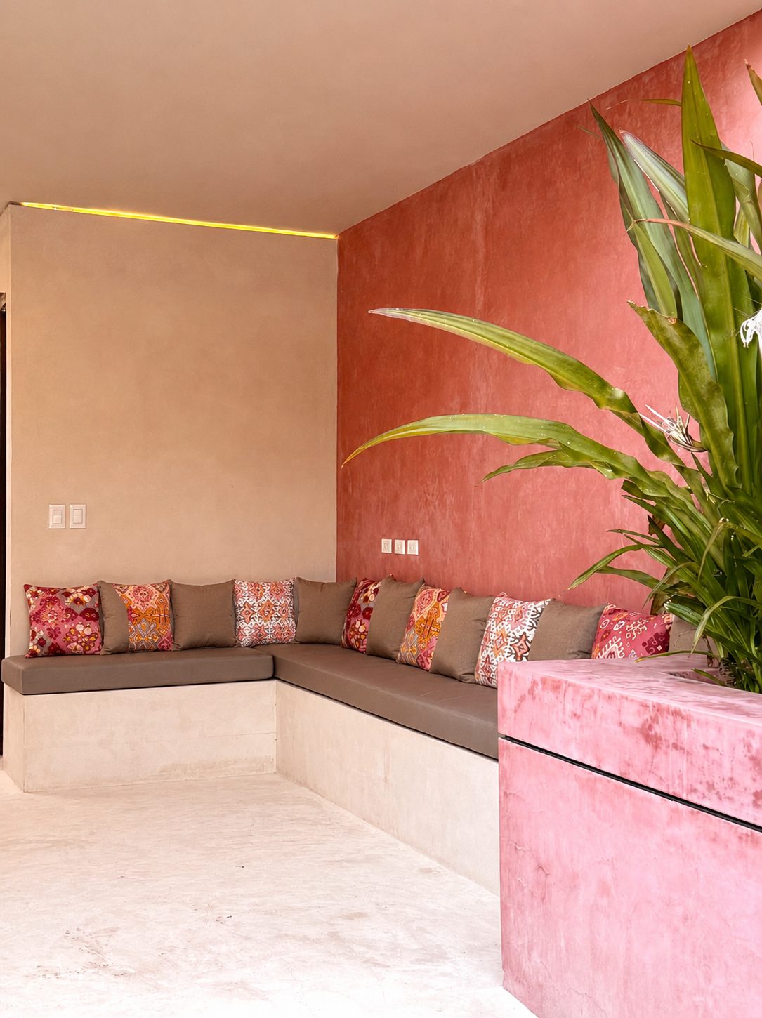 Built-in lounge bench on the patio